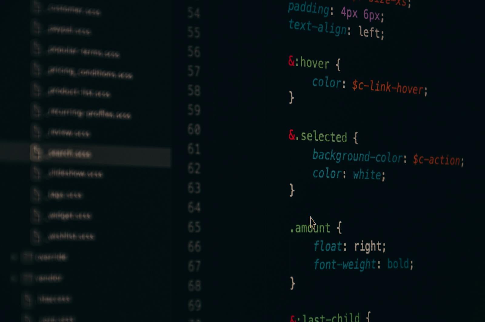 Geliştirici workspace — kod, ekran, kahve