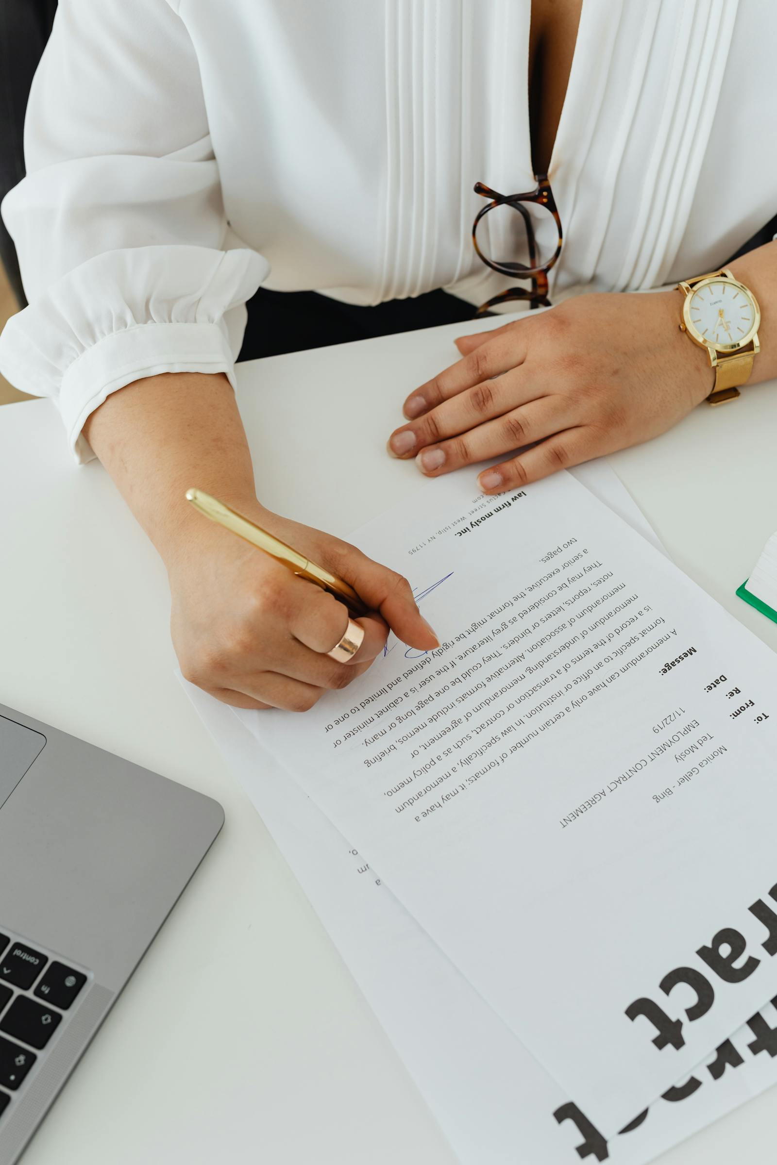 İş kadını sözleşme imzalıyor — profesyonel B2B