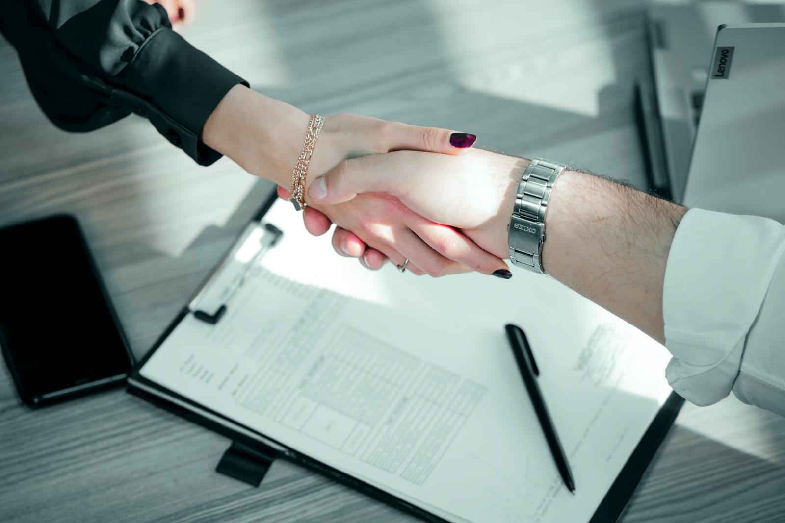 İş sözleşmesi imzası — handshake + dijital onay