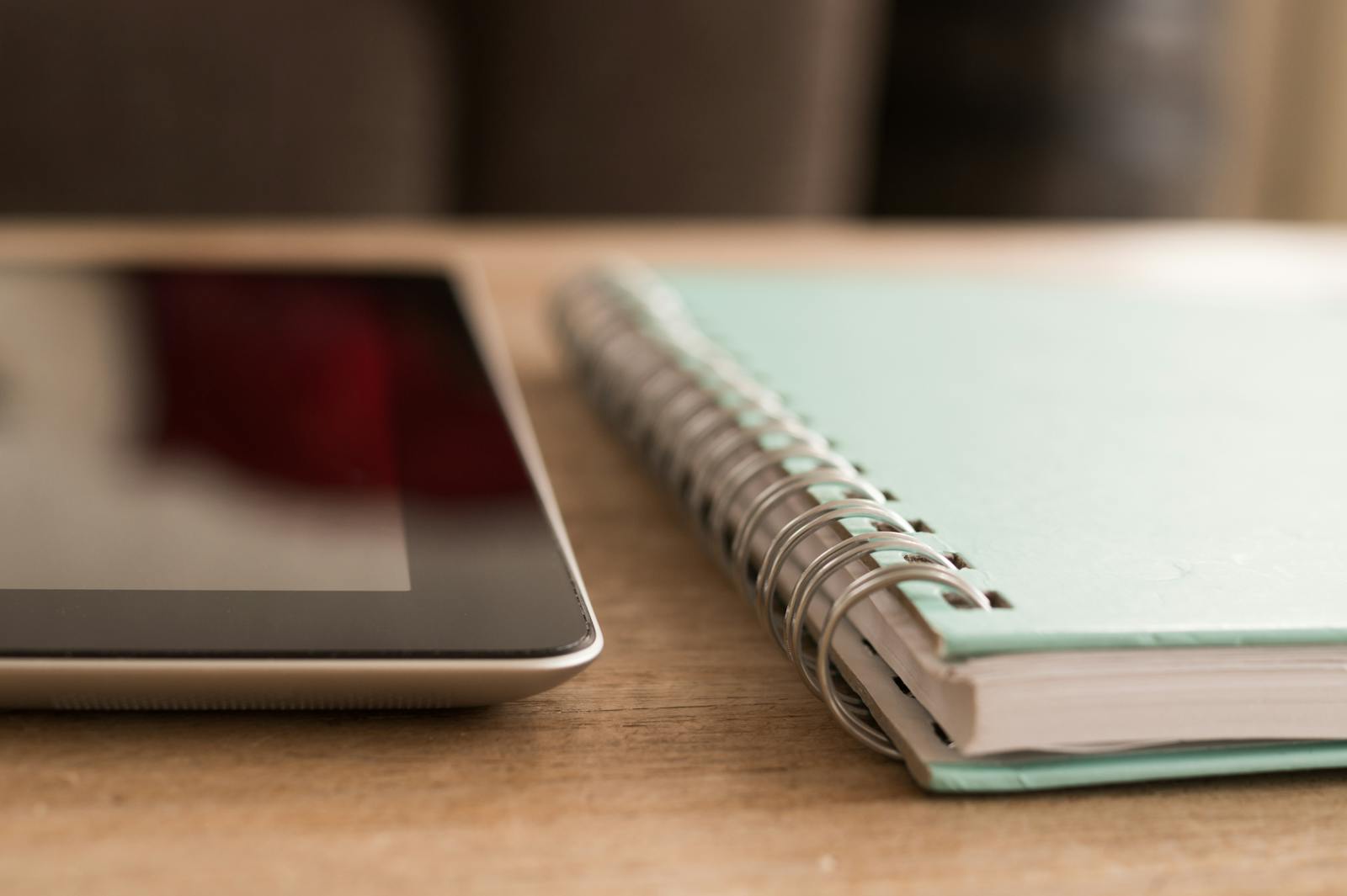 Modern tablet + geleneksel notebook — dönüşüm görselleştirmesi