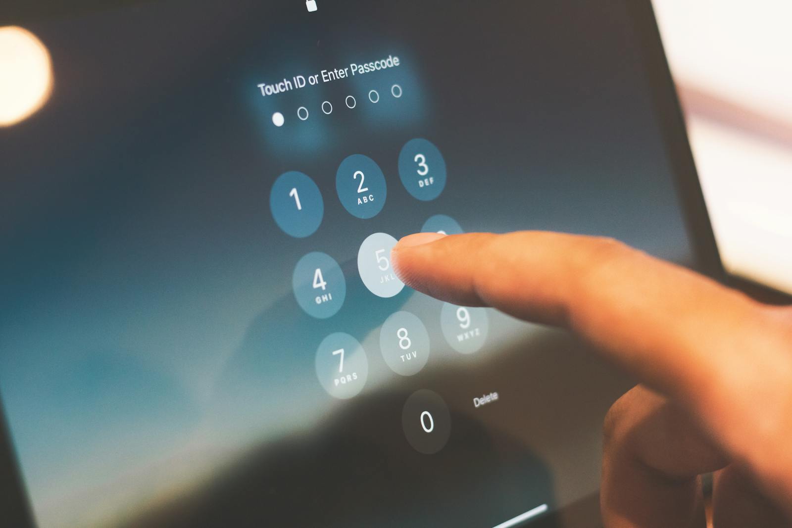 SMS OTP ile kimlik doğrulama — 6 haneli kod